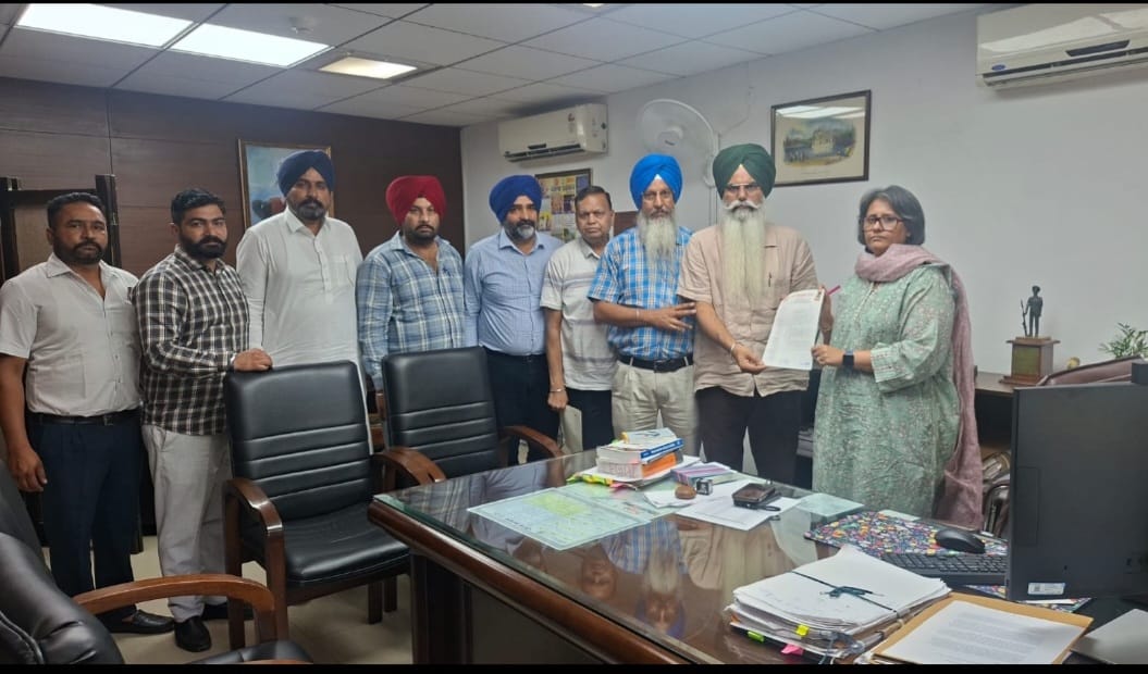 ਆਲ ਇੰਡੀਆ ਪਰਮਟ ਗੱਡੀਆਂ ਦੀ ਉਮਰ 15 ਸਾਲ , ਔਥਰਾਈਜੇਸ਼ਨ ਅਤੇ ਆਲ ਇੰਡੀਆ ਪਰਮਿਟ ਆਨਲਾਈਨ ਕਰਨ ਸਬੰਧੀ ਐਸਟੀਸੀ ਸਾਹਿਬ ਨਾਲ ਮੀਟਿੰਗ ਕਰਦੇ ਹੋਏ ਯੂਨੀਅਨ ਦੇ ਮੁੱਖ ਅਹੁਦੇਦਾਰ